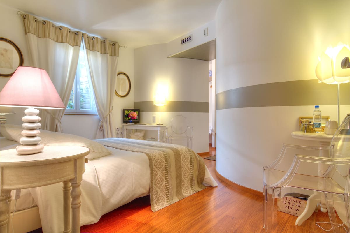Desk, rollaway beds, free WiFi