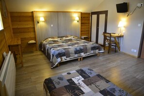 Individueel gedecoreerd, individueel gemeubileerd, een bureau