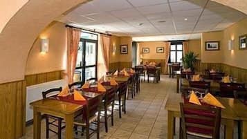 Se sirven comidas, cenas y cocina francesa