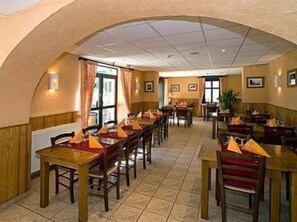 Lunch and dinner served, French cuisine