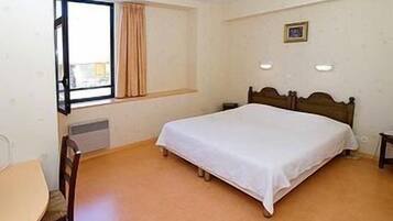 Habitación doble | Decoración personalizada, muebles diferentes y escritorio