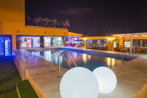 Um hotel moderno com piscina, área de estar ao ar livre e spa.