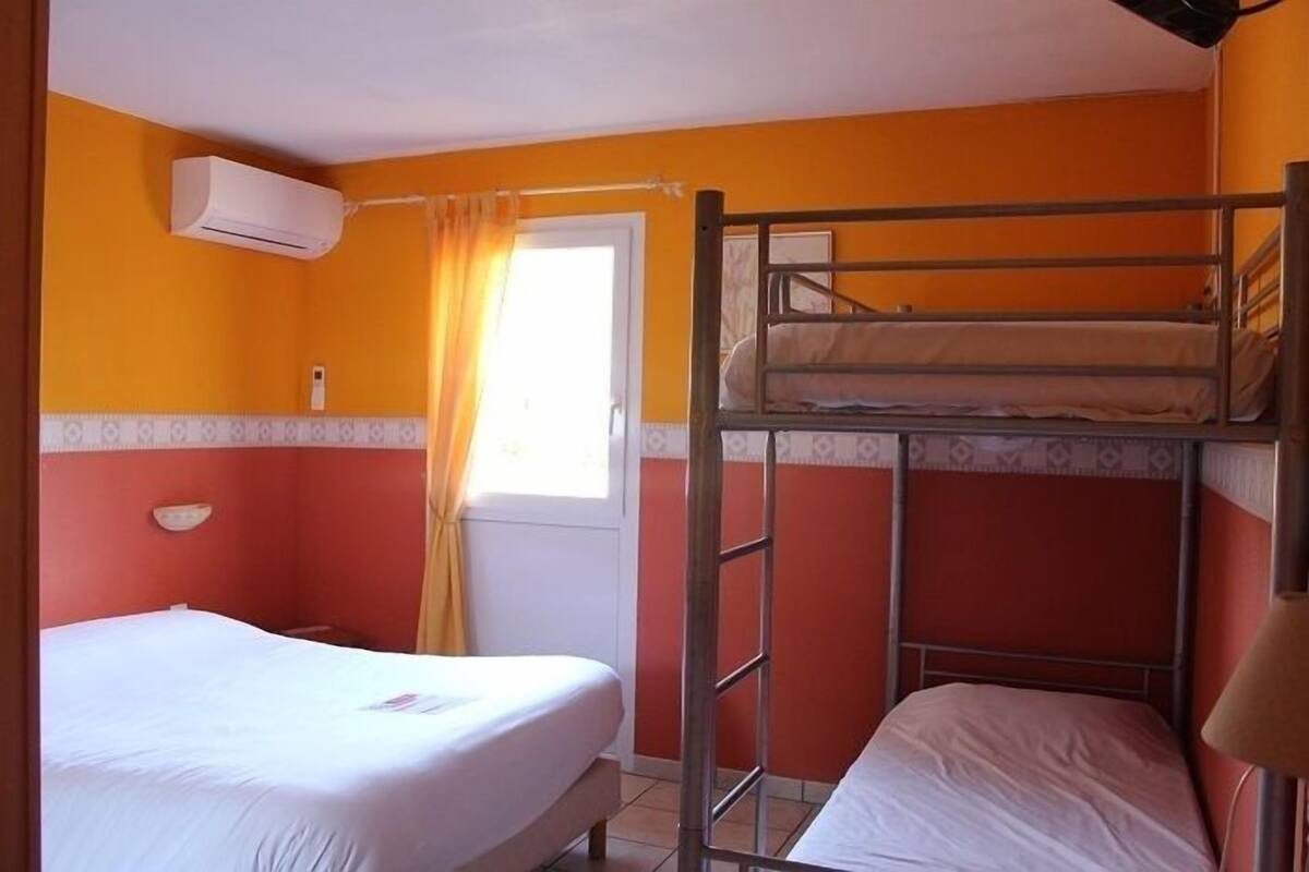 Desk, rollaway beds, free WiFi