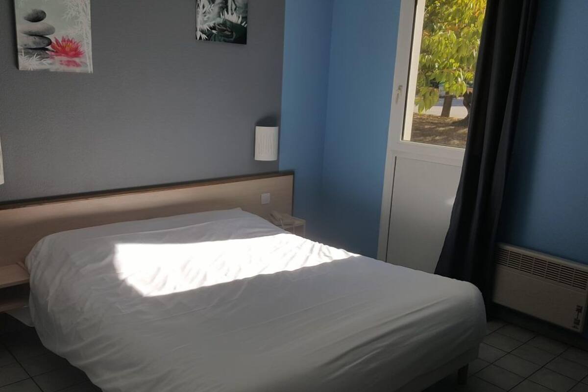 Desk, rollaway beds, free WiFi