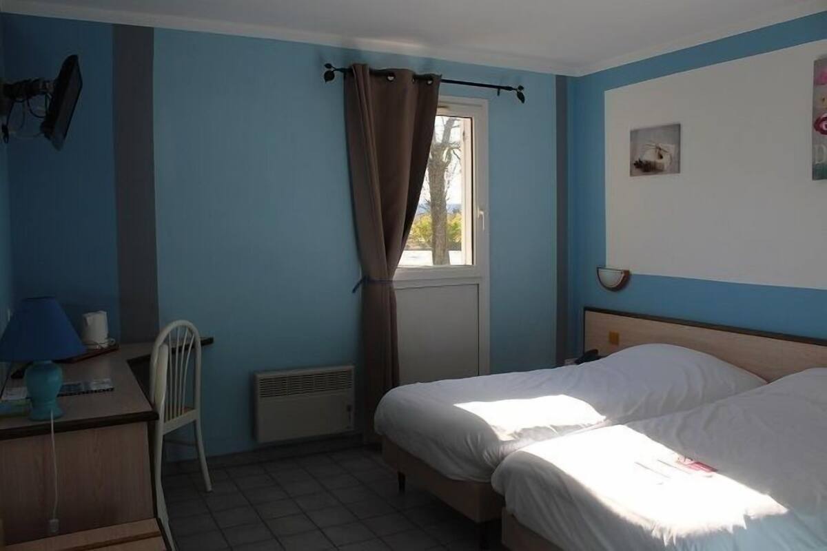 Standard Room, 2 Single Beds | Desk, rollaway beds, free WiFi