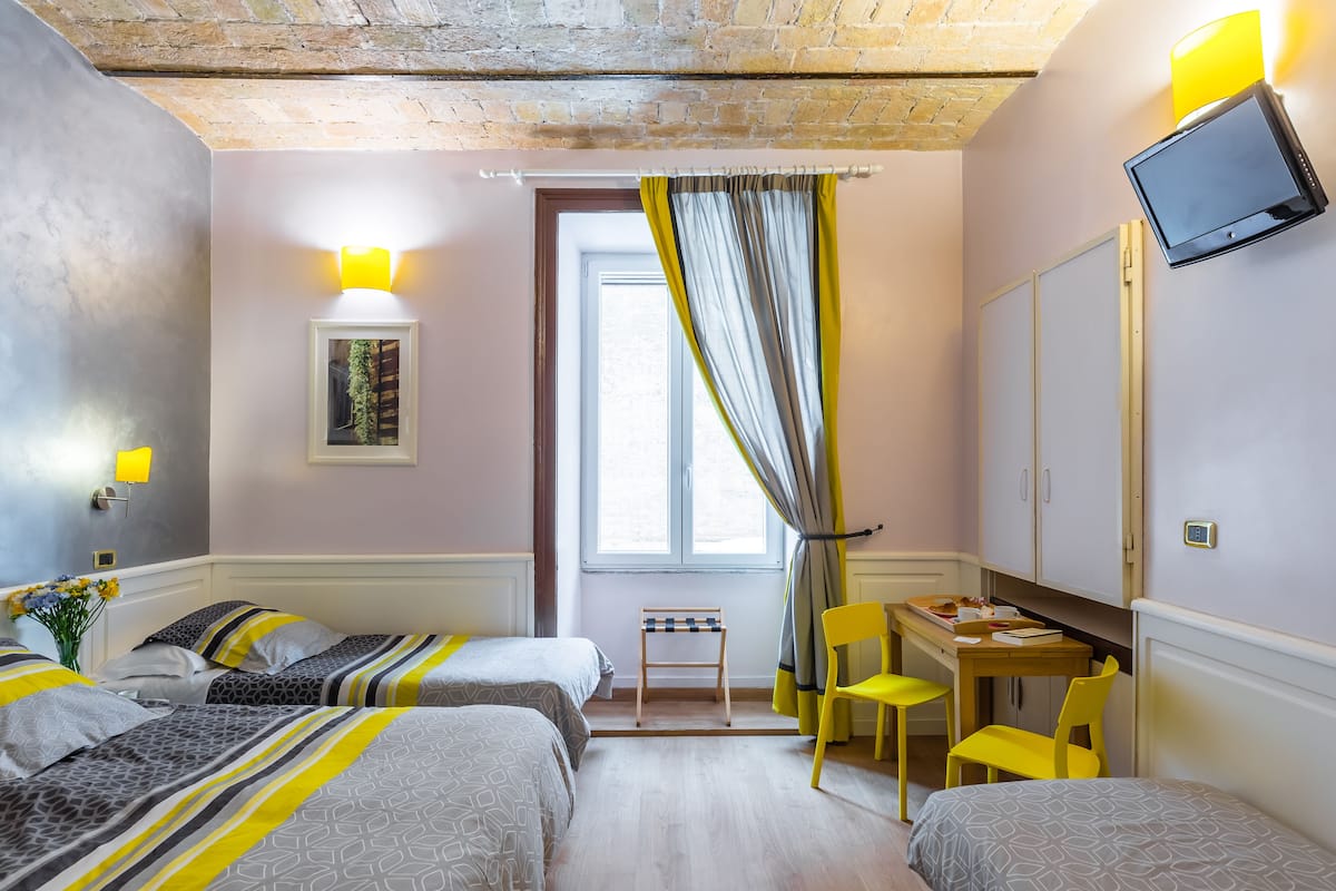 Vierpersoonskamer | 1 slaapkamer, donzen dekbedden, een kluis op de kamer, een bureau