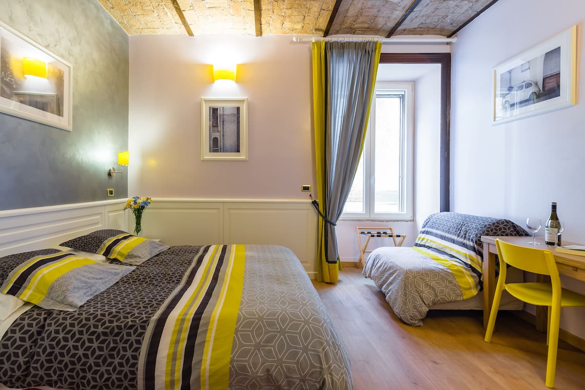 Tweepersoonskamer | 1 slaapkamer, donzen dekbedden, een kluis op de kamer, een bureau