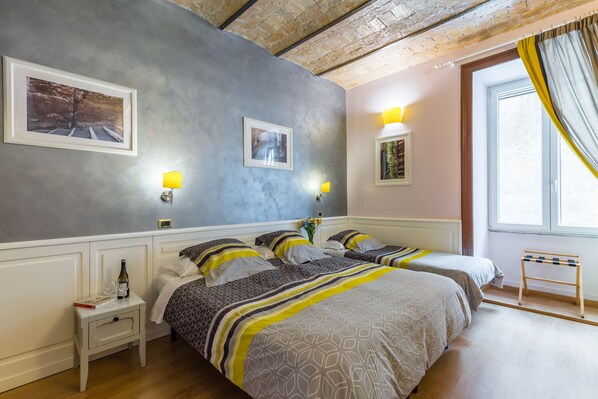 1 غرفة نوم وألحفة محشوة بالريش وخزنة داخل الغرفة ومكتب