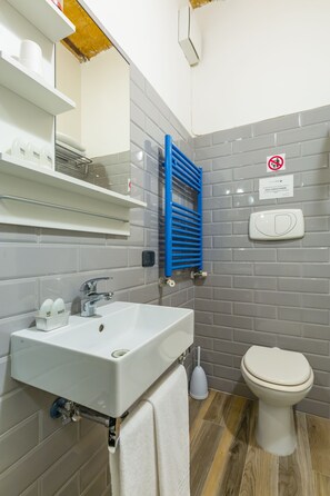 Quadruple Room | Bathroom | Free toiletries, hair dryer, towels - Cesare Balbo Inn (Rome)