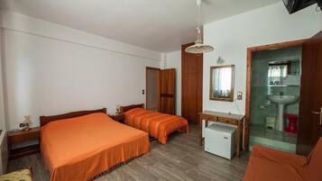 埃及棉床單、迷你吧、書桌、筆電工作空間