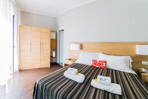 A hotel room with a bed, a wardrobe, a bedside table, and a nightstand. - Du Parc Hotel (Gabicce Mare)