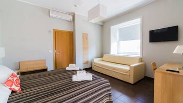 Chambre Triple, 1 grand lit et 1 canapé-lit | Coffres-forts dans les chambres, bureau, lits pliants/supplémentaires