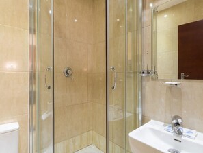 Shower, hair dryer, towels, soap - Notting Hill Gate Hotel (London)