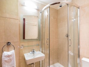 Quadruple Room | Desk, soundproofing, iron/ironing board, free cribs/infant beds - Notting Hill Gate Hotel (London)