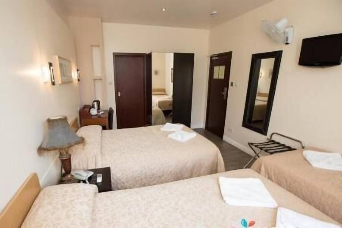 Bureau, chambres insonorisées, fer et planche à repasser