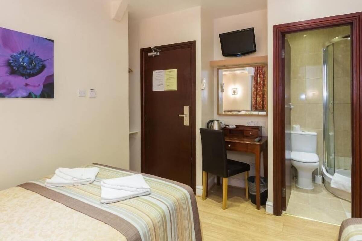 Bureau, chambres insonorisées, fer et planche à repasser