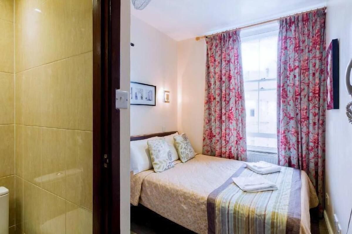 Bureau, chambres insonorisées, fer et planche à repasser