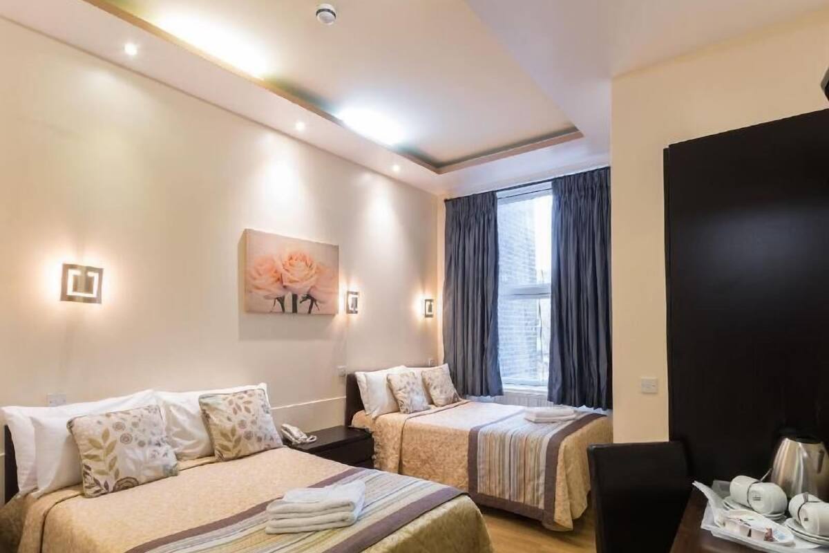 Bureau, chambres insonorisées, fer et planche à repasser