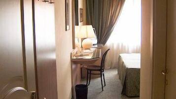 Minibar, una cassaforte in camera, una scrivania