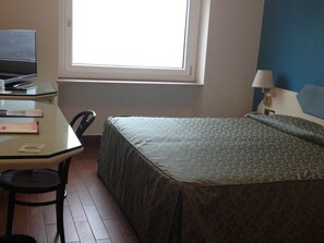 Minibar, in-room safe, desk, cots/infant beds - Grande Albergo Potenza (Potenza)