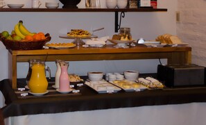 Free continental breakfast - Posada del Bosque (Colonia del Sacramento)