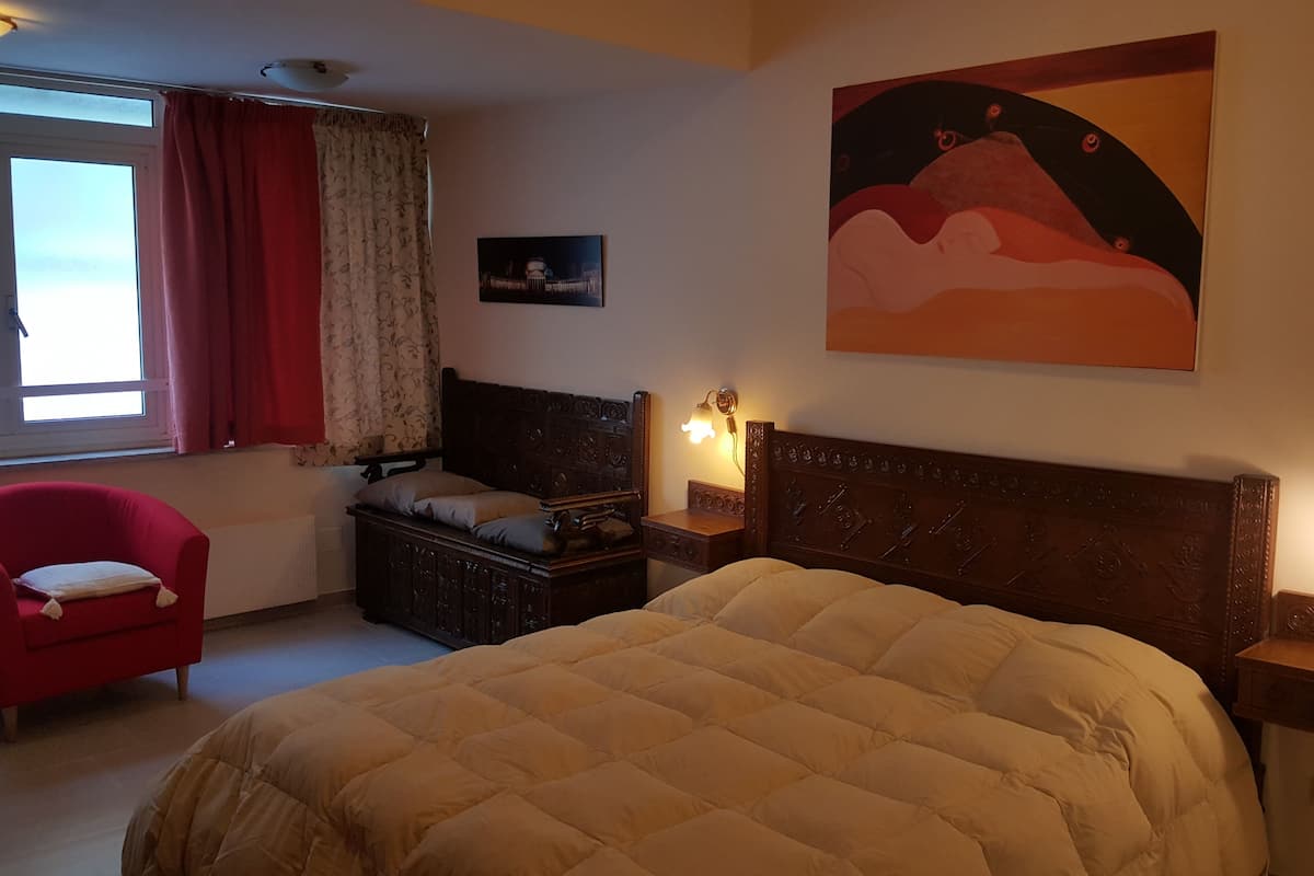 Driepersoonskamer, privébadkamer | Italiaanse Frette-lakens, een kluis op de kamer, een bureau