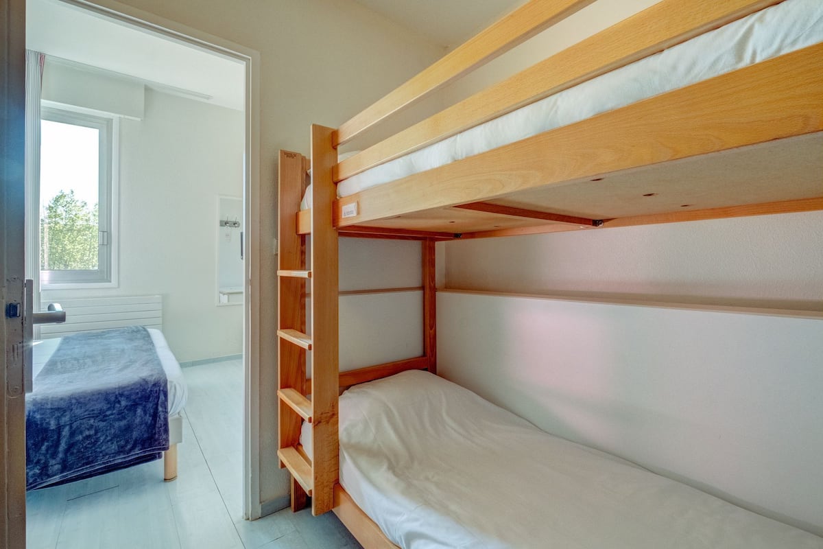 Vierpersoonskamer | Een kluis op de kamer, een bureau, babybedden, beddengoed