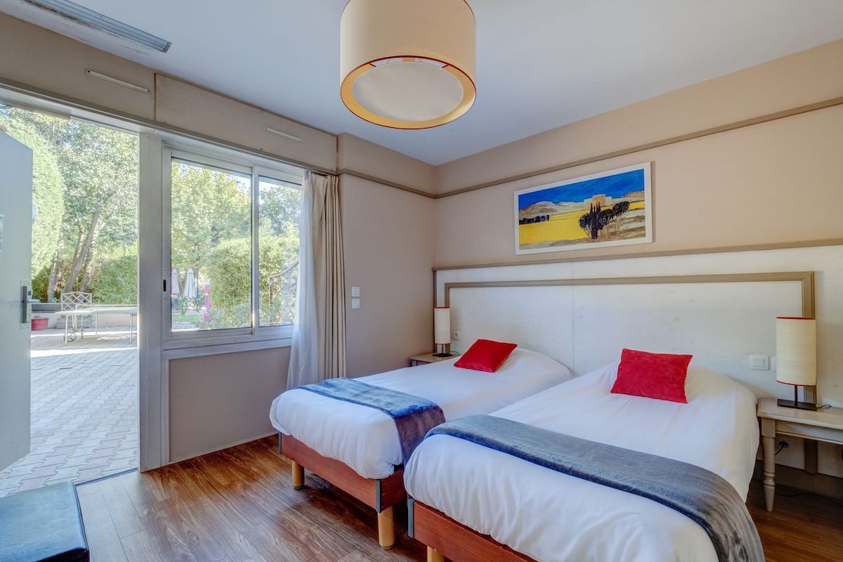 Een kluis op de kamer, een bureau, babybedden, beddengoed