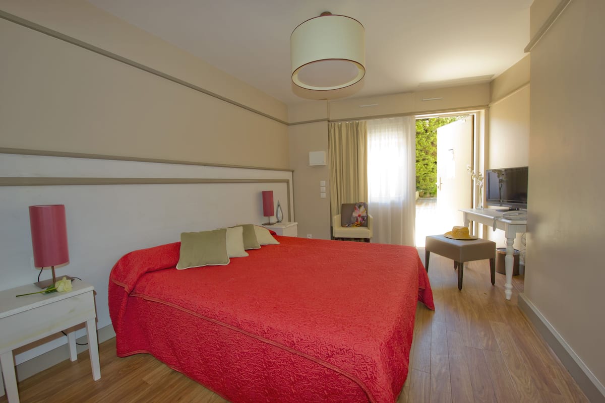 Driepersoonskamer, terras | Een kluis op de kamer, een bureau, babybedden, beddengoed