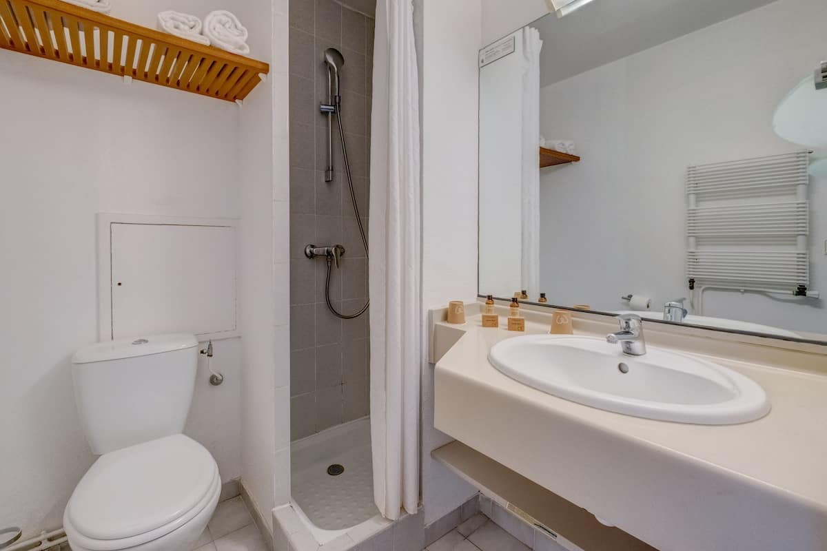Een douche, handdoeken