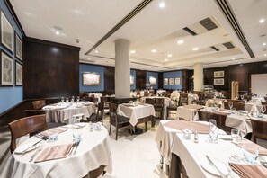 2 restaurants servant le petit déjeuner, spécialités Cuisine italienne