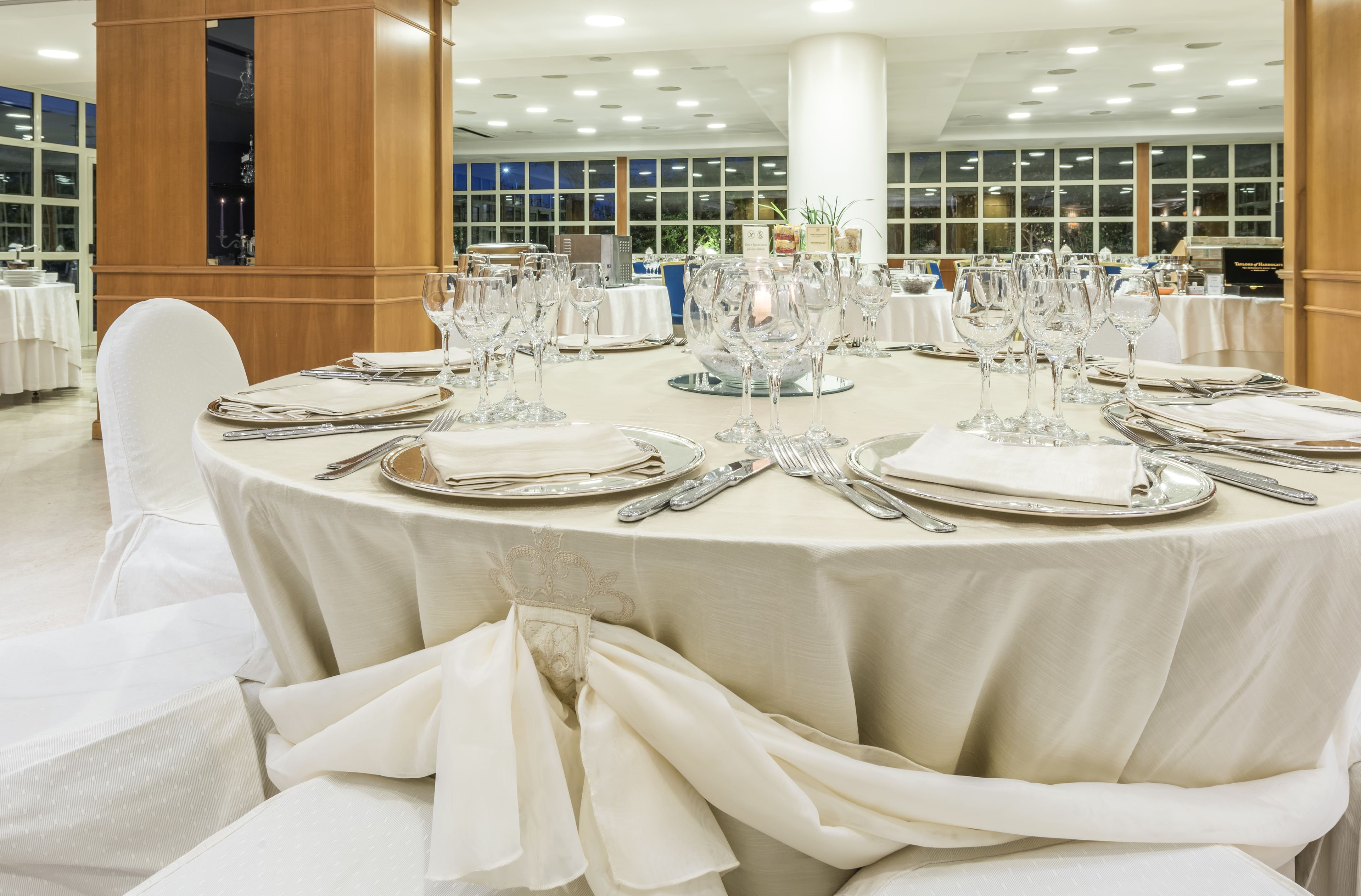 2 restaurants, breakfast, lunch, dinner served; Italian cuisine