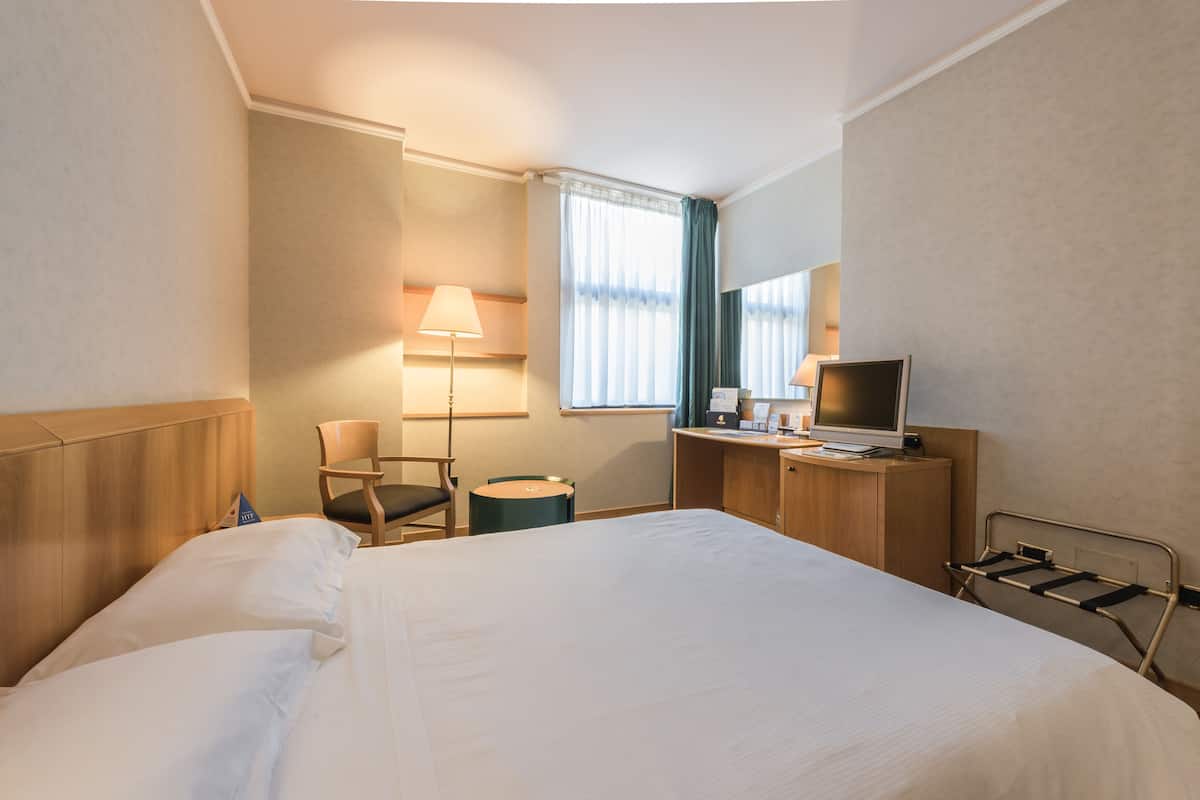 1 bedroom, frette italian sheets, hypo-allergenic bedding