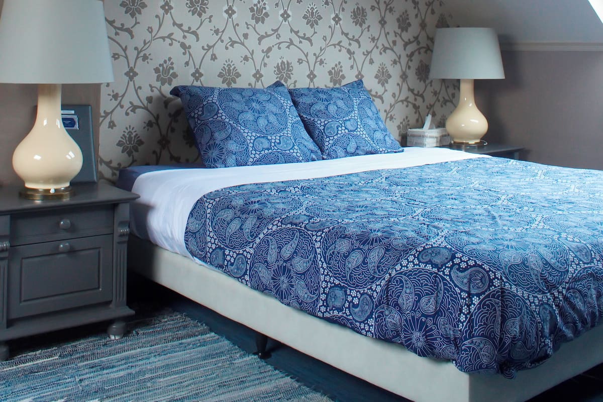 Deluxe suite, 1 kingsize bed, niet-roken, uitzicht op het water | 1 slaapkamer, lakens van Egyptisch katoen, hypoallergeen beddengoed