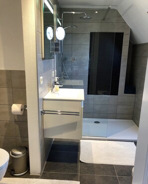 Deluxe Suite, 1 King Bed, Non Smoking, Canal View | Bathroom | Free toiletries, hair dryer, towels, soap - Bed and Breakfast Coupure (Bruges)