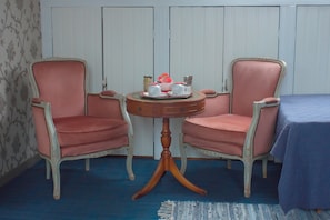 Deluxe-Suite, 1 King-Bett, Nichtraucher, Kanalblick | 1 Schlafzimmer, Bettwäsche aus ägyptischer Baumwolle