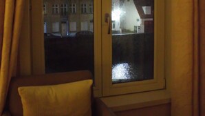 A room with a window overlooking a building. - Bed and Breakfast Coupure (Bruges)