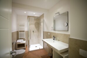 Classic Triple Room | Bathroom | Designer toiletries, hair dryer, slippers, bidet - Ripetta 25 (Rome)