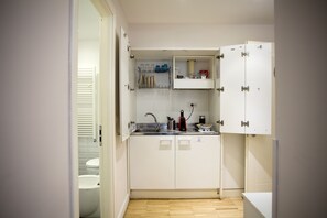 Superior Triple Room | Private kitchen | Fridge, espresso maker, coffee/tea maker, electric kettle - Ripetta 25 (Rome)
