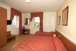 Coffre-fort, bureau, rideaux d’obscurcissement