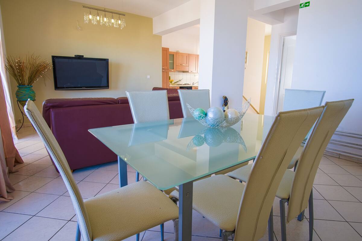 30-inch lcd tv with satellite channels, tv, dvd player