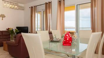 30-Zoll-LCD-Fernseher mit Satellitenempfang, Fernseher, DVD-Player