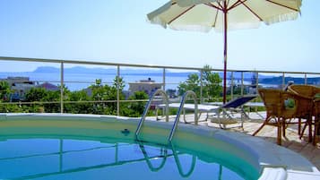 Außenpool, Infinity-Pool, rund um die Uhr geöffnet, Sonnenschirme