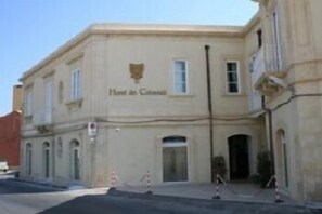 A building with the sign "Hôtel de Ville" indicating a municipal building. - Hotel dei Coloniali (Syracuse)