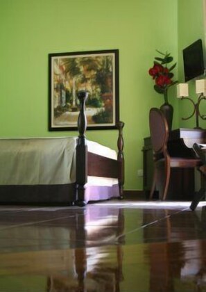 Hypo-allergenic bedding, pillowtop beds, minibar, in-room safe - Hotel dei Coloniali (Syracuse)