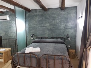 Suite Studio Ville, en mezzanine | Draps italiens Frette, matelas Select Comfort, bureau