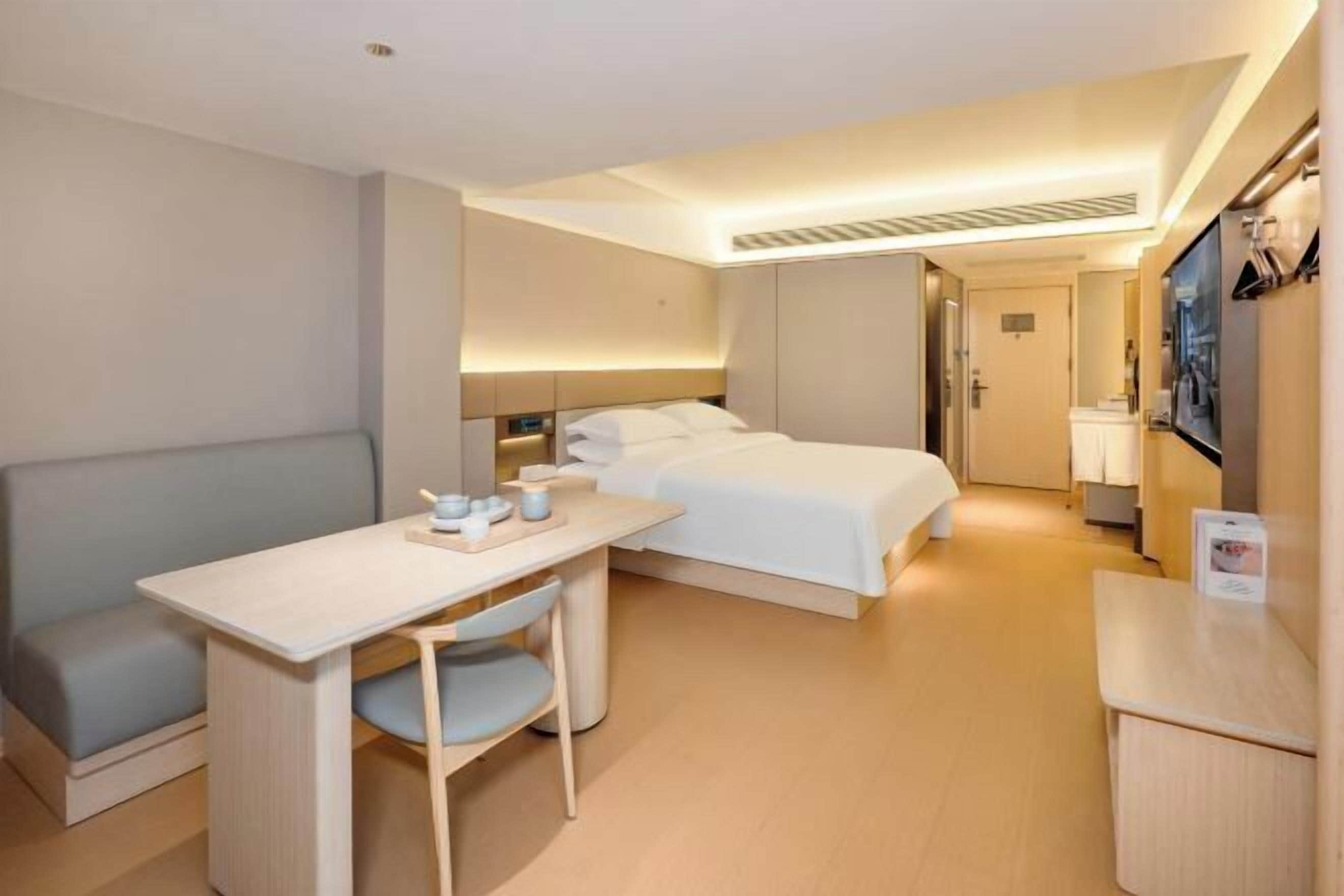 Down duvets, in-room safe, individually decorated, desk