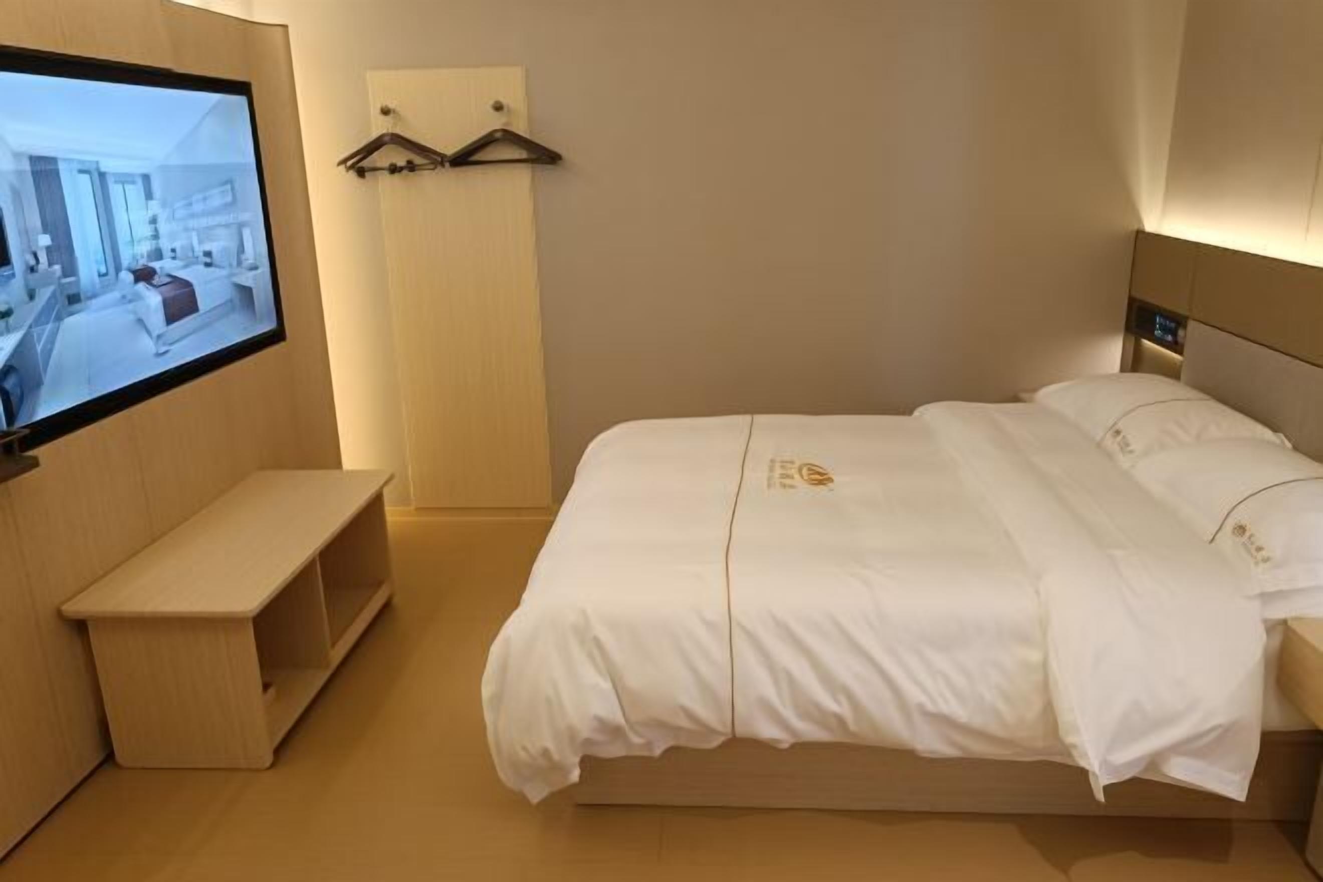 Cubrecamas y caja de seguridad en la habitación 