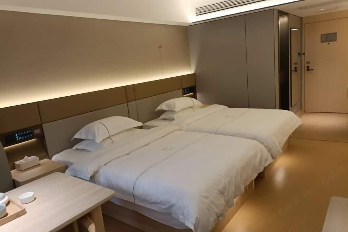 客房內保險箱、書桌、筆電工作空間、隔音