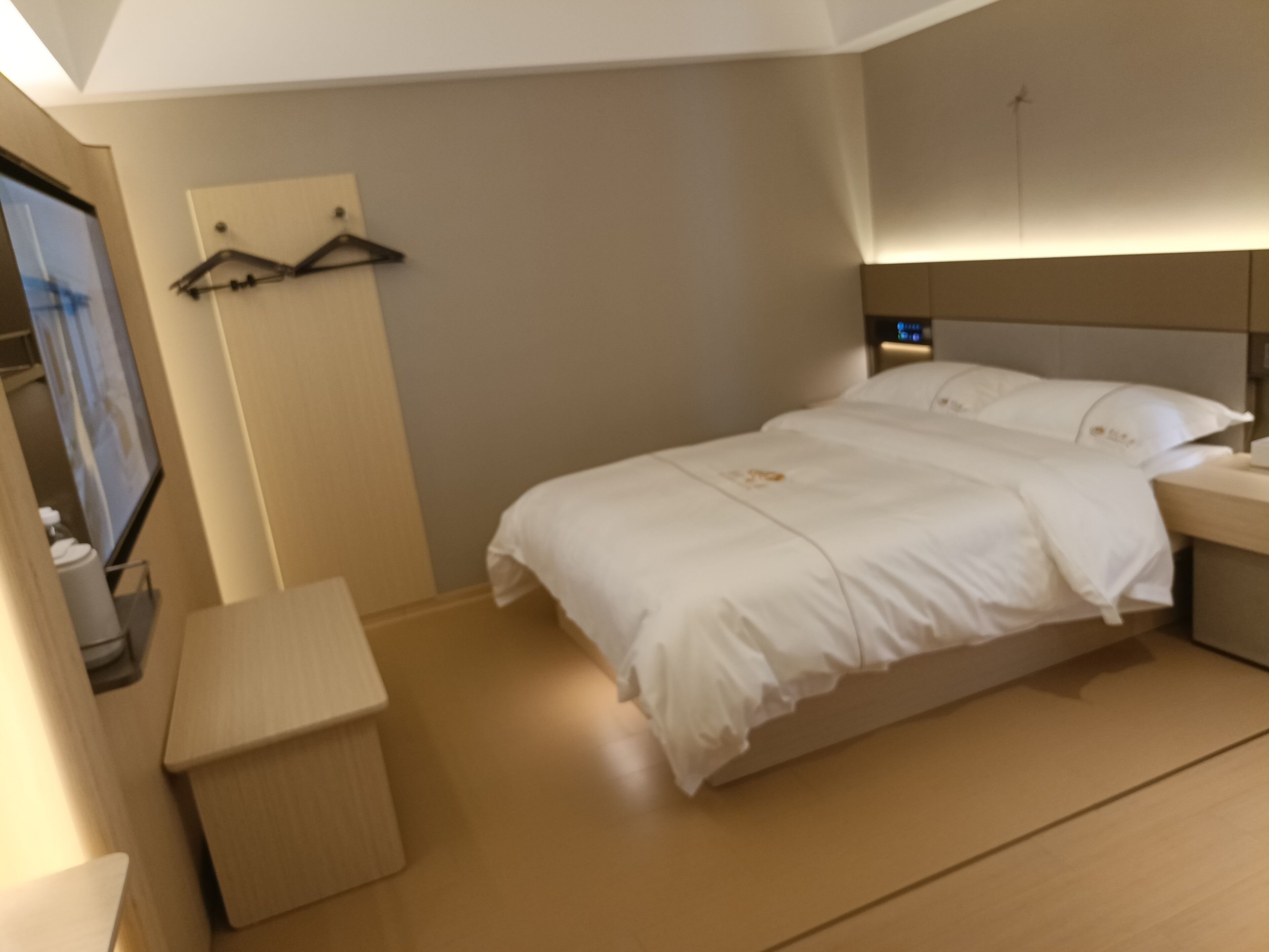 Cubrecamas y caja de seguridad en la habitación 